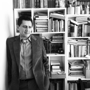 Martín Riva en su biblioteca